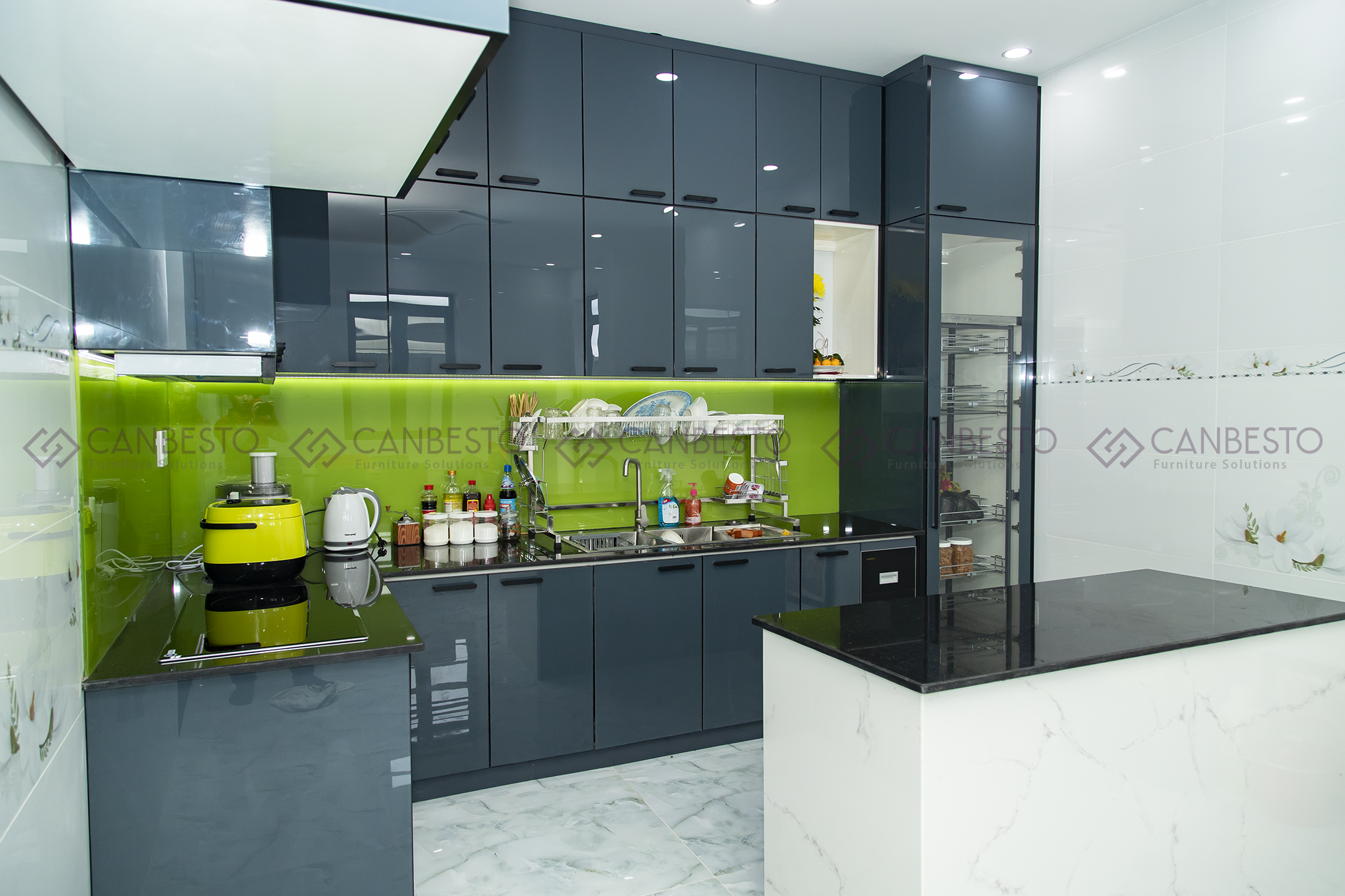 Cách trang trí và sắp xếp đồ dùng trong tủ bếp nhôm kính.
